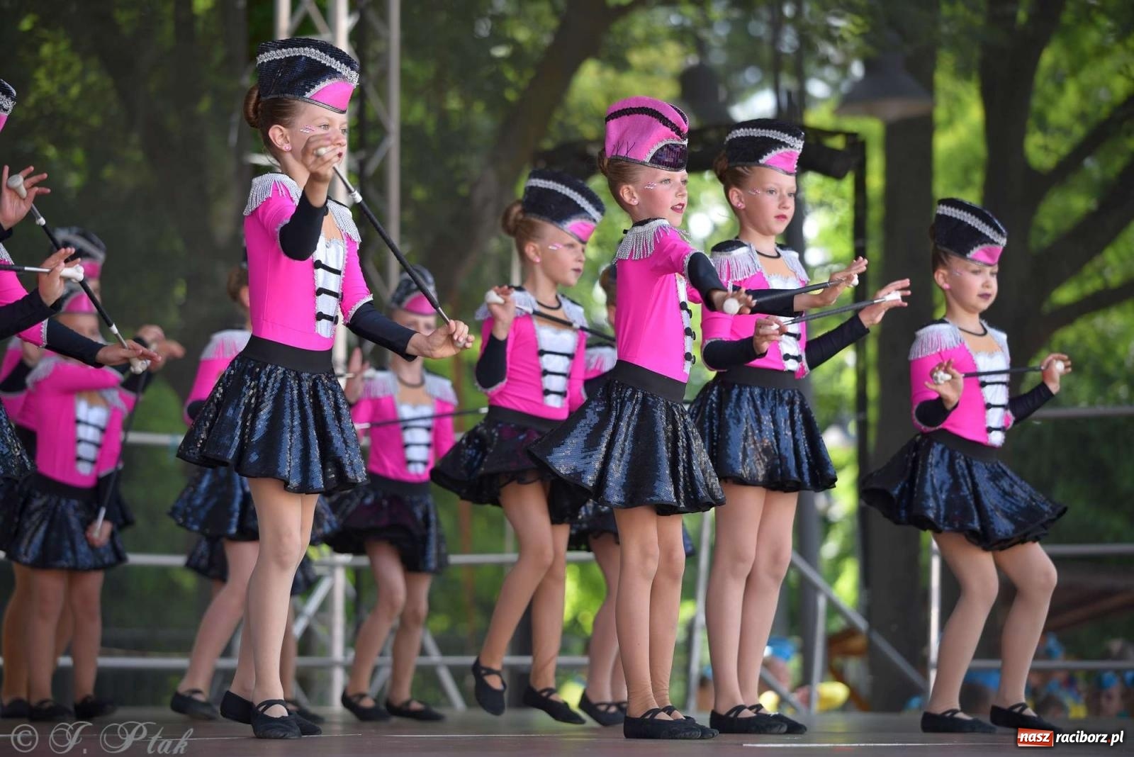 Zdjęcie w galerii na portalu naszraciborz.pl: Roztańczony raciborski zamek, czyli mażoretkowy zawrót głowy [FOTO i WIDEO] wiadomości z regionu