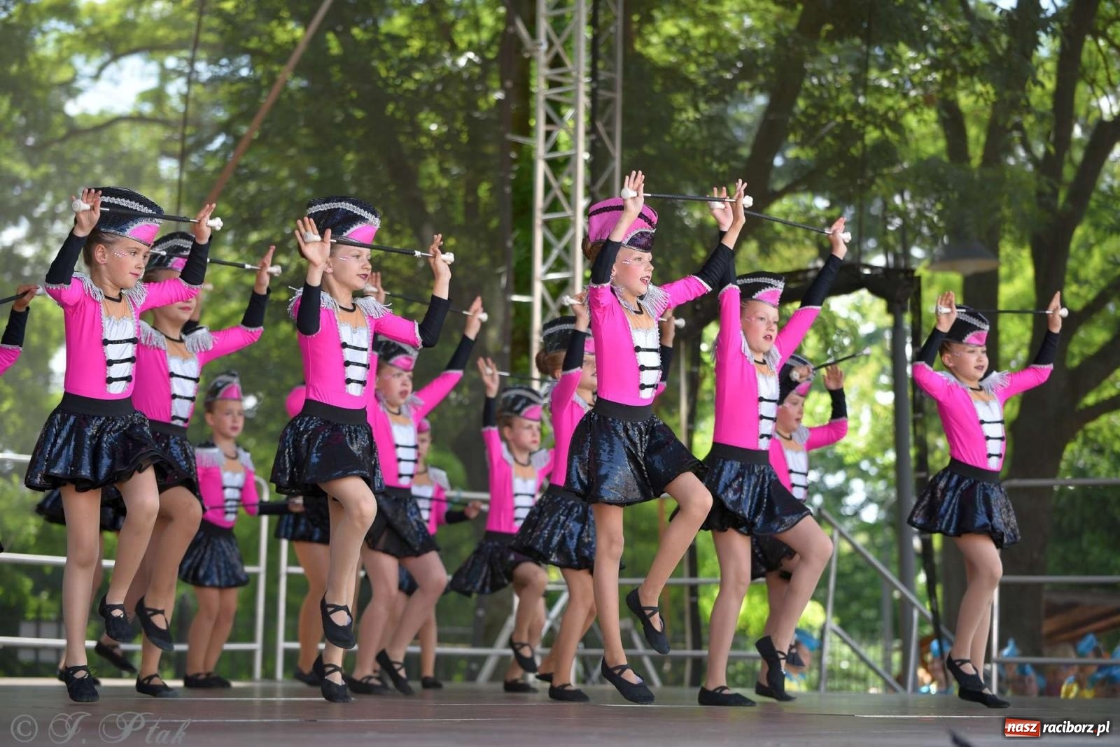 Zdjęcie w galerii na portalu naszraciborz.pl: Roztańczony raciborski zamek, czyli mażoretkowy zawrót głowy [FOTO i WIDEO] wiadomości z regionu