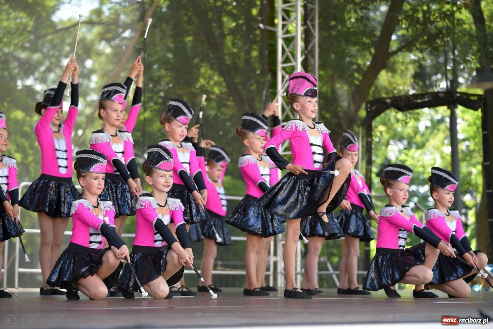 Zdjęcie w galerii na portalu naszraciborz.pl: Roztańczony raciborski zamek, czyli mażoretkowy zawrót głowy [FOTO i WIDEO] wiadomości z regionu