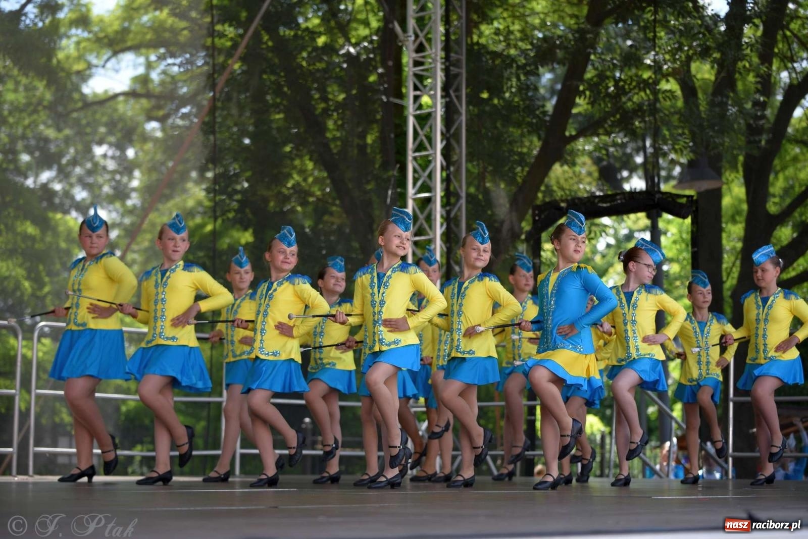 Zdjęcie w galerii na portalu naszraciborz.pl: Roztańczony raciborski zamek, czyli mażoretkowy zawrót głowy [FOTO i WIDEO] wiadomości z regionu