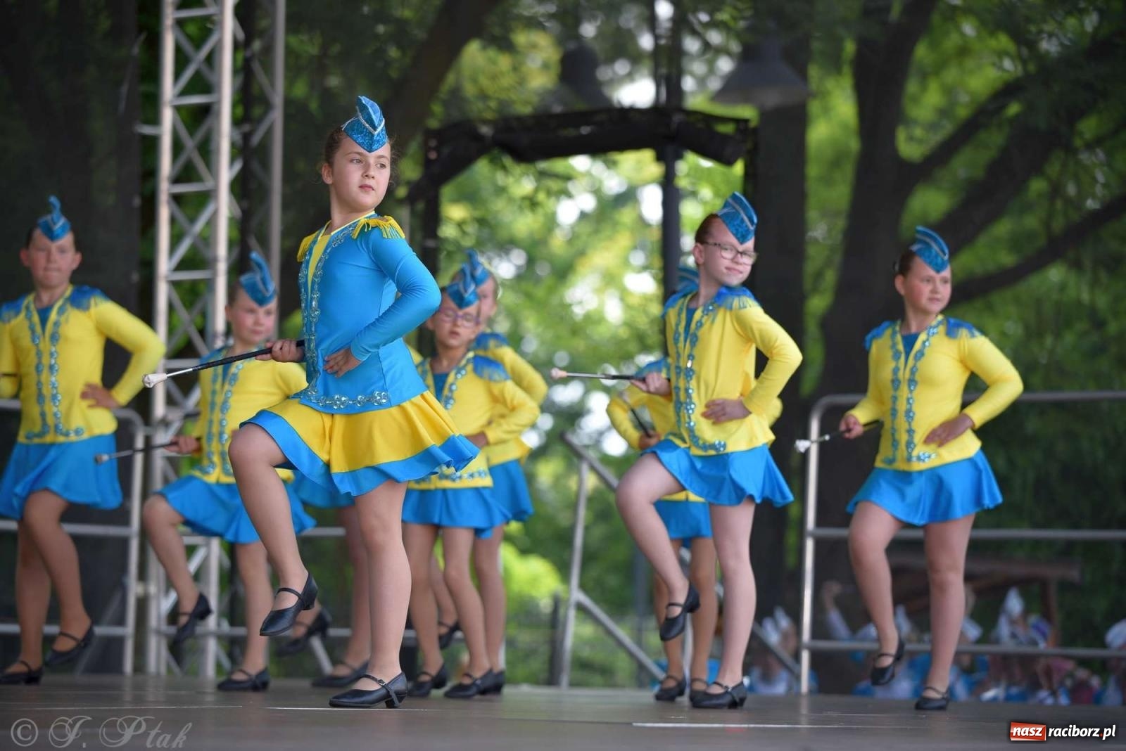 Zdjęcie w galerii na portalu naszraciborz.pl: Roztańczony raciborski zamek, czyli mażoretkowy zawrót głowy [FOTO i WIDEO] wiadomości z regionu