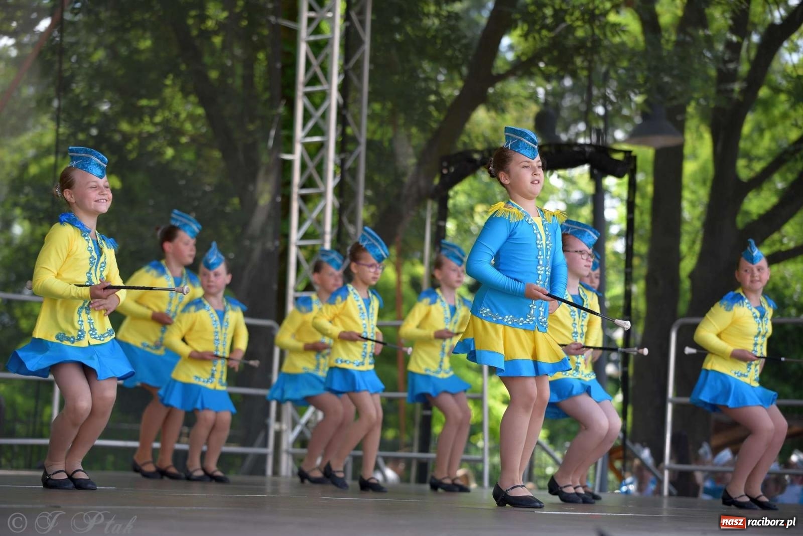 Zdjęcie w galerii na portalu naszraciborz.pl: Roztańczony raciborski zamek, czyli mażoretkowy zawrót głowy [FOTO i WIDEO] wiadomości z regionu