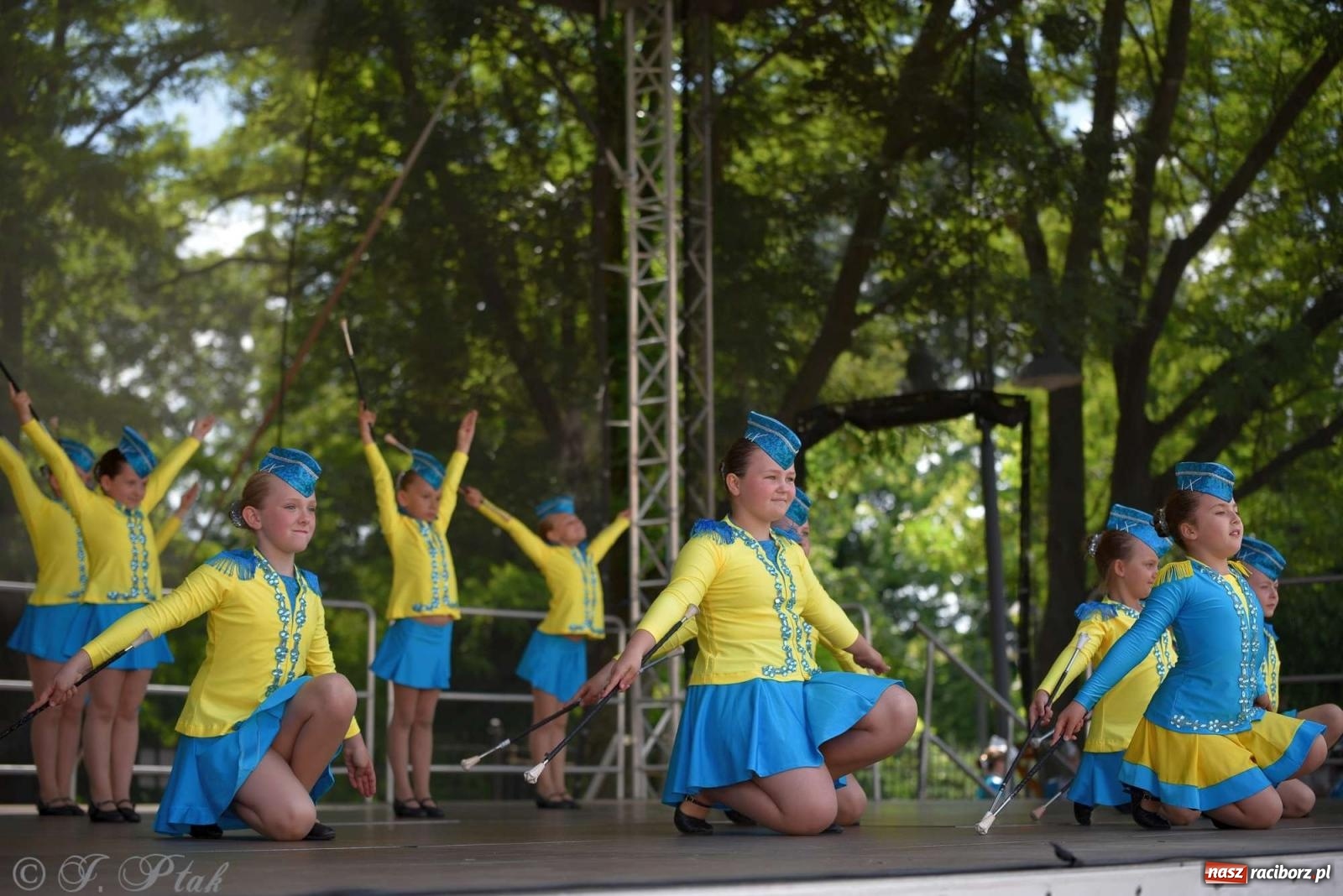 Zdjęcie w galerii na portalu naszraciborz.pl: Roztańczony raciborski zamek, czyli mażoretkowy zawrót głowy [FOTO i WIDEO] wiadomości z regionu