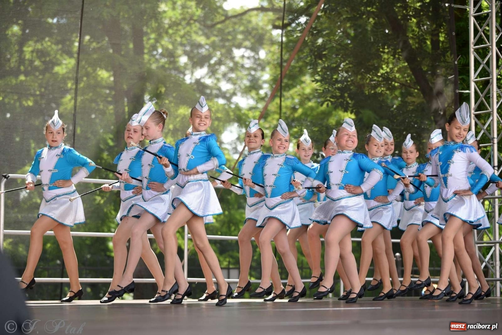 Zdjęcie w galerii na portalu naszraciborz.pl: Roztańczony raciborski zamek, czyli mażoretkowy zawrót głowy [FOTO i WIDEO] wiadomości z regionu