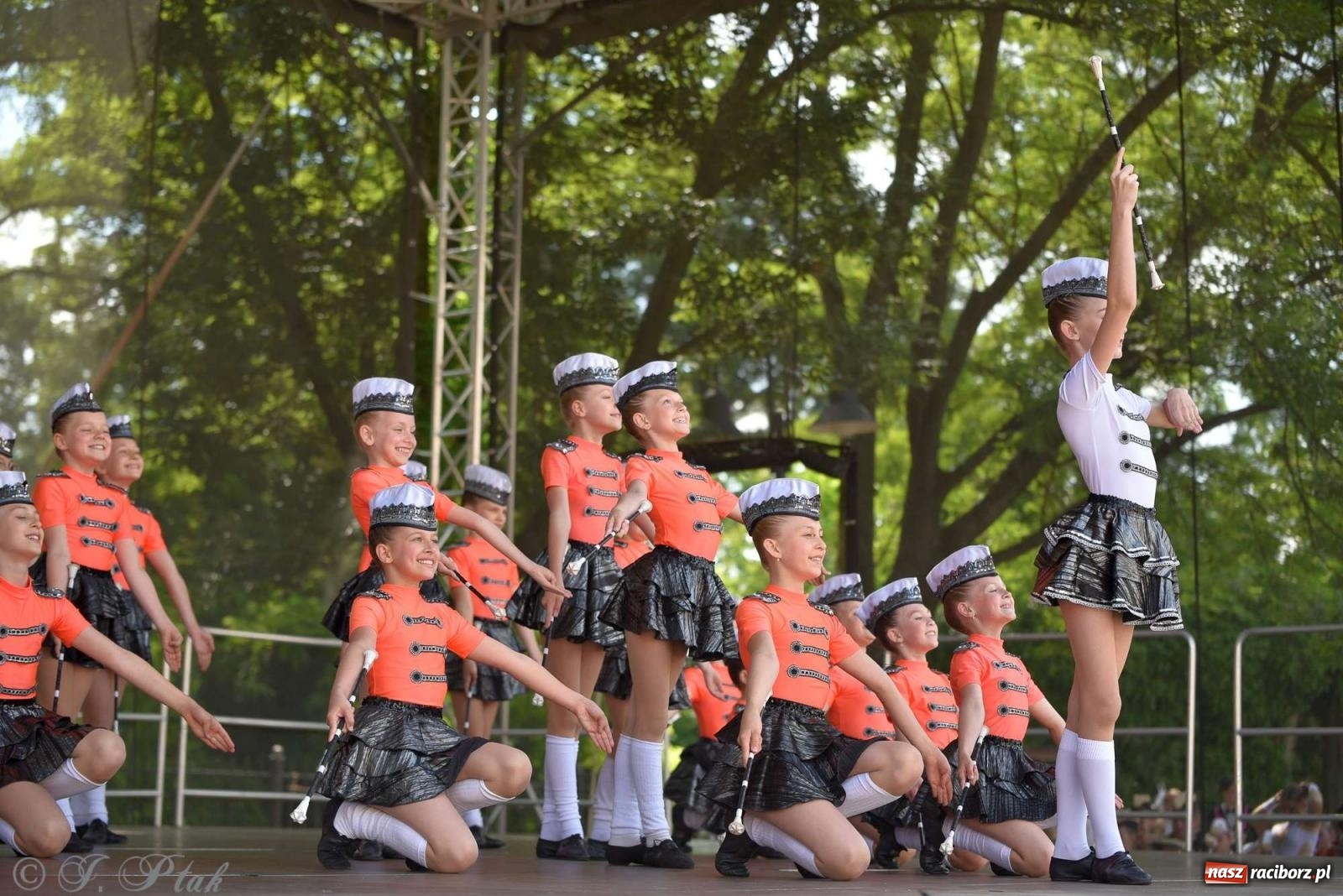 Zdjęcie w galerii na portalu naszraciborz.pl: Roztańczony raciborski zamek, czyli mażoretkowy zawrót głowy [FOTO i WIDEO] wiadomości z regionu