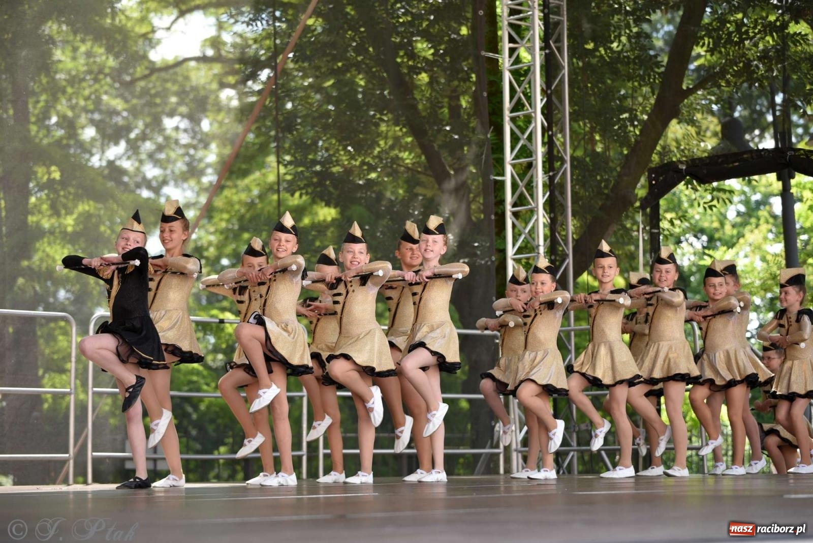 Zdjęcie w galerii na portalu naszraciborz.pl: Roztańczony raciborski zamek, czyli mażoretkowy zawrót głowy [FOTO i WIDEO] wiadomości z regionu