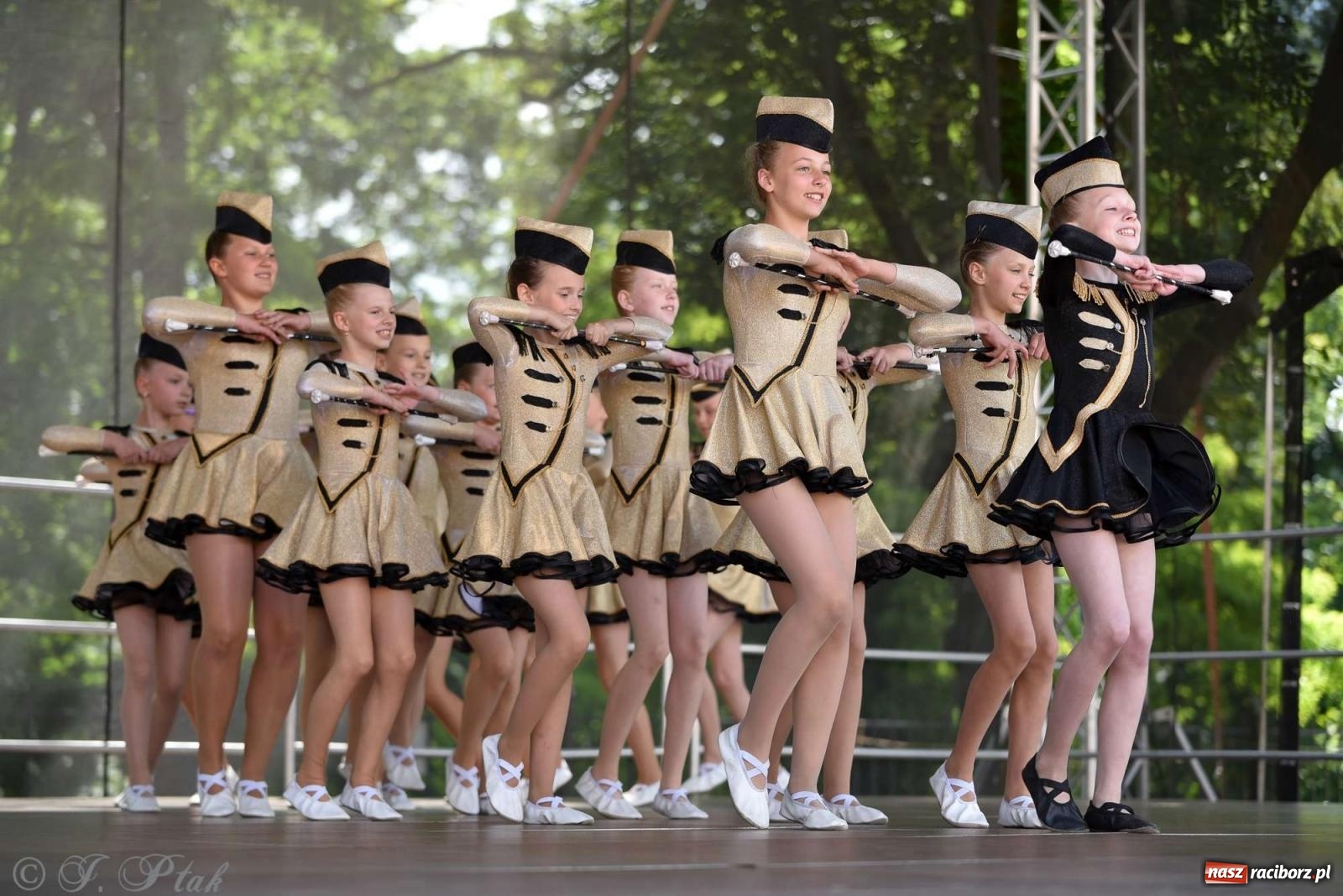 Zdjęcie w galerii na portalu naszraciborz.pl: Roztańczony raciborski zamek, czyli mażoretkowy zawrót głowy [FOTO i WIDEO] wiadomości z regionu