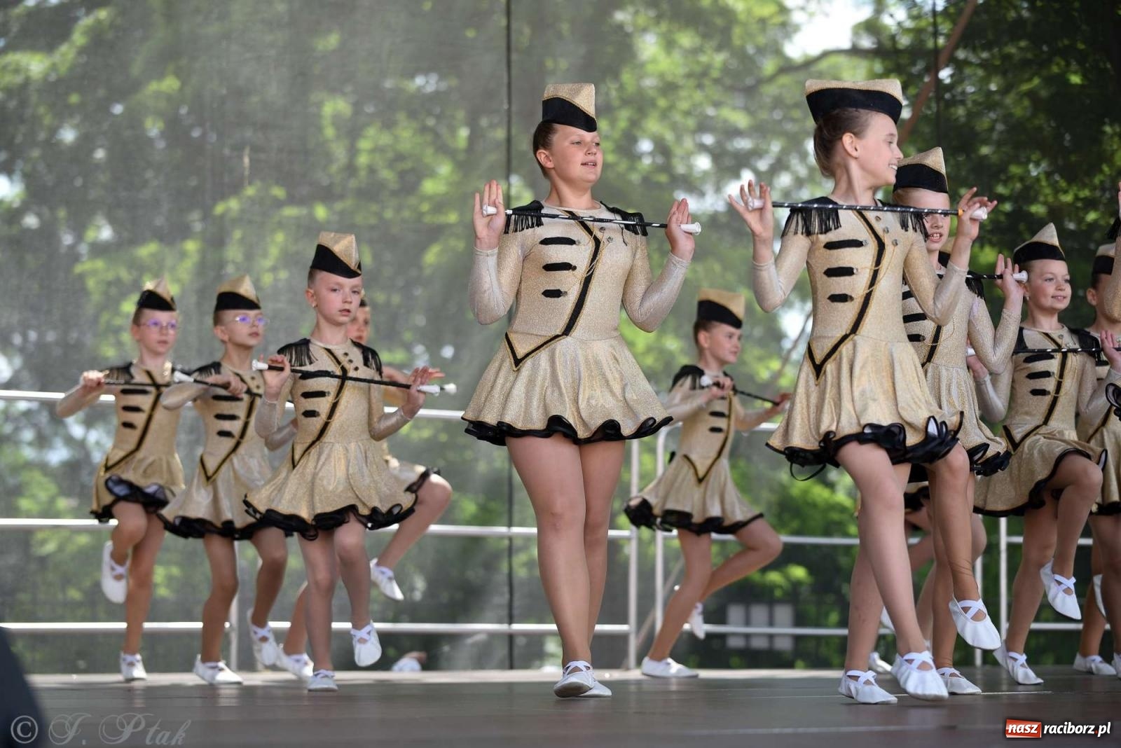 Zdjęcie w galerii na portalu naszraciborz.pl: Roztańczony raciborski zamek, czyli mażoretkowy zawrót głowy [FOTO i WIDEO] wiadomości z regionu