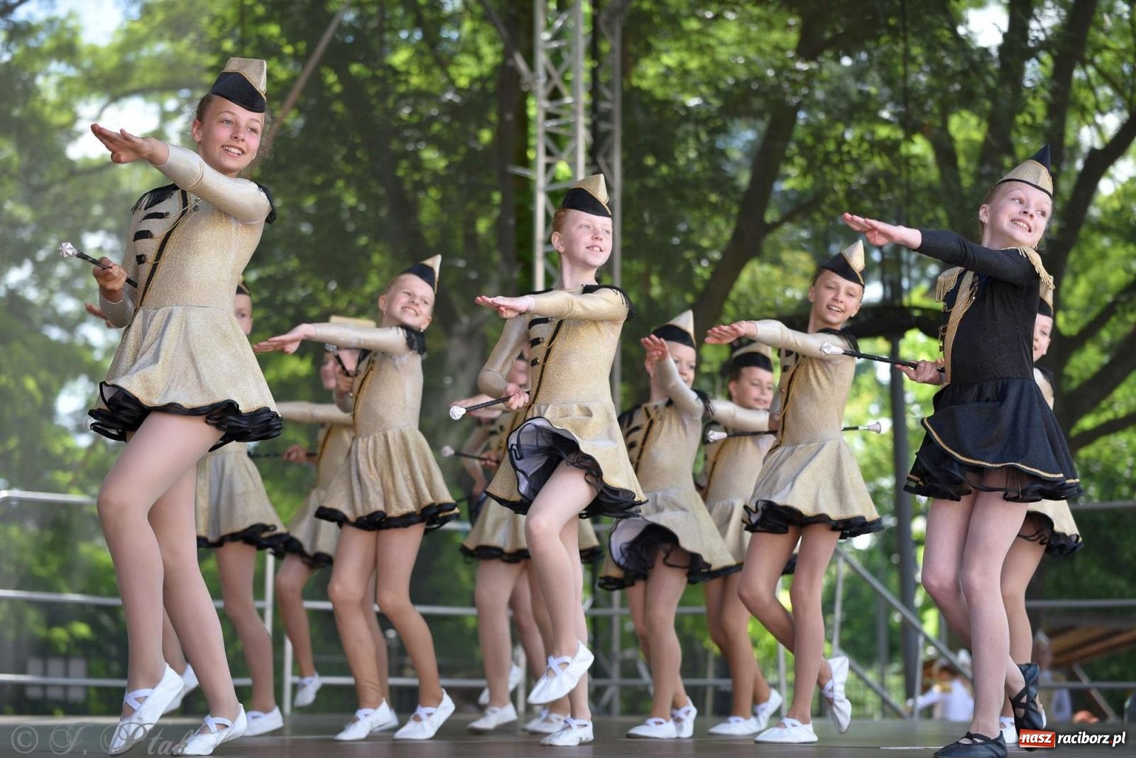 Zdjęcie w galerii na portalu naszraciborz.pl: Roztańczony raciborski zamek, czyli mażoretkowy zawrót głowy [FOTO i WIDEO] wiadomości z regionu