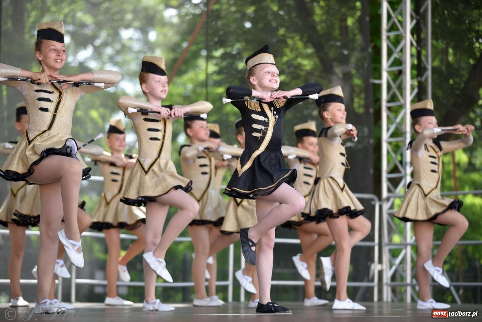 Zdjęcie w galerii na portalu naszraciborz.pl: Roztańczony raciborski zamek, czyli mażoretkowy zawrót głowy [FOTO i WIDEO] wiadomości z regionu