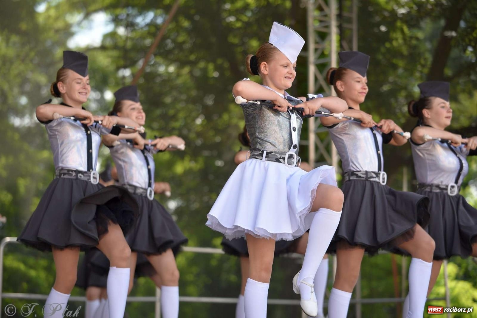 Zdjęcie w galerii na portalu naszraciborz.pl: Roztańczony raciborski zamek, czyli mażoretkowy zawrót głowy [FOTO i WIDEO] wiadomości z regionu