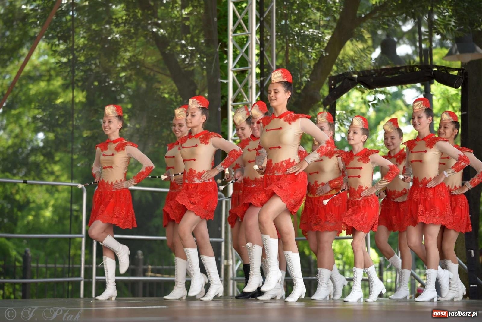 Zdjęcie w galerii na portalu naszraciborz.pl: Roztańczony raciborski zamek, czyli mażoretkowy zawrót głowy [FOTO i WIDEO] wiadomości z regionu