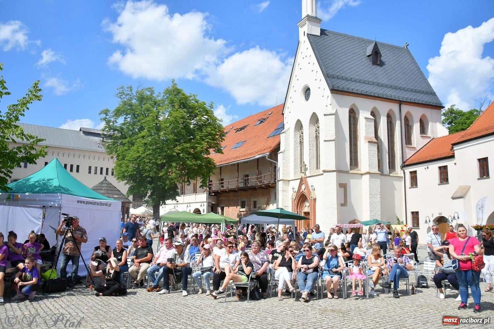 Zdjęcie w galerii na portalu naszraciborz.pl: Roztańczony raciborski zamek, czyli mażoretkowy zawrót głowy [FOTO i WIDEO] wiadomości z regionu