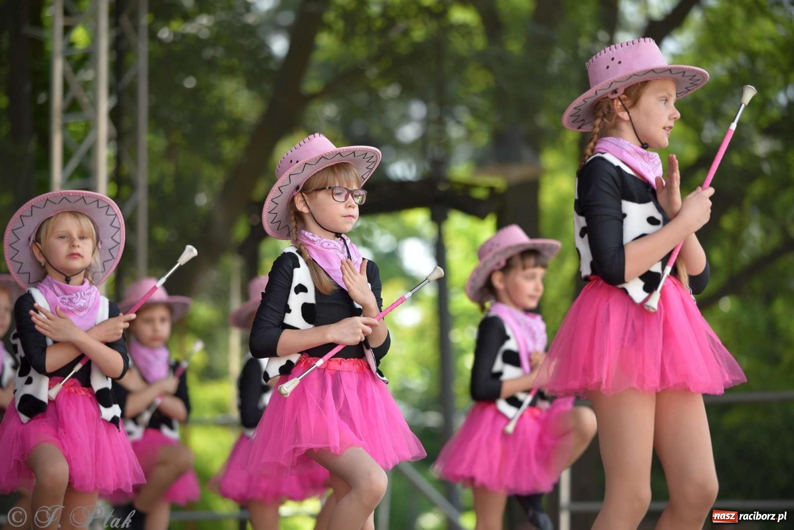 Zdjęcie w galerii na portalu naszraciborz.pl: Roztańczony raciborski zamek, czyli mażoretkowy zawrót głowy [FOTO i WIDEO] wiadomości z regionu