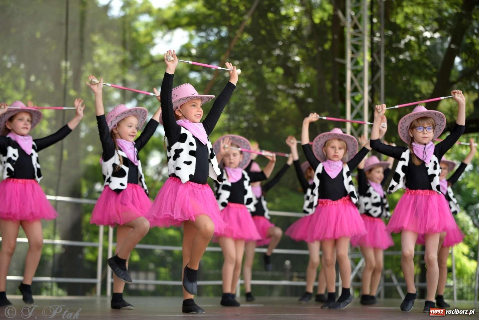 Zdjęcie w galerii na portalu naszraciborz.pl: Roztańczony raciborski zamek, czyli mażoretkowy zawrót głowy [FOTO i WIDEO] wiadomości z regionu