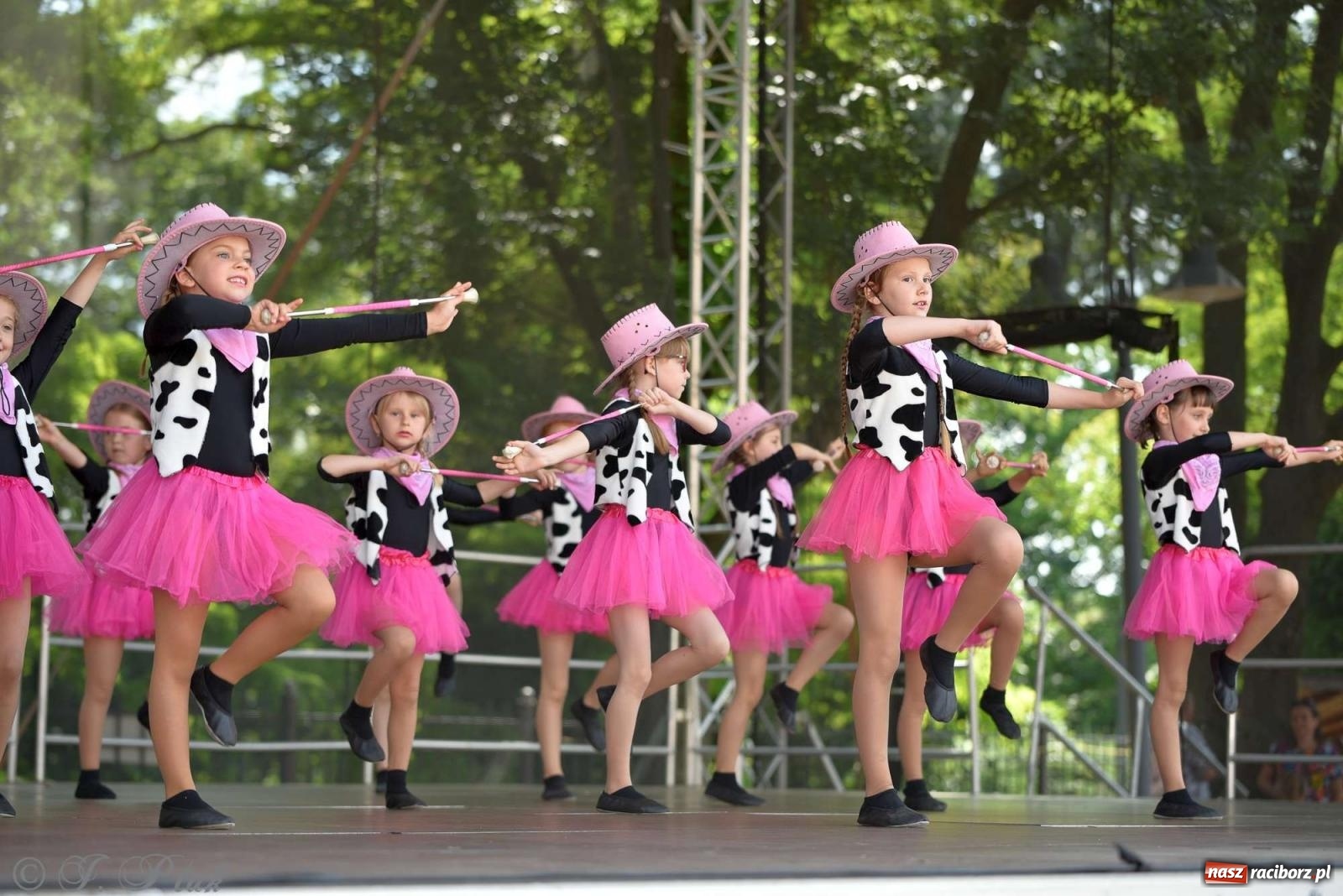 Zdjęcie w galerii na portalu naszraciborz.pl: Roztańczony raciborski zamek, czyli mażoretkowy zawrót głowy [FOTO i WIDEO] wiadomości z regionu