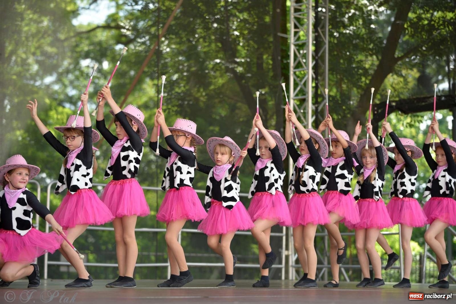 Zdjęcie w galerii na portalu naszraciborz.pl: Roztańczony raciborski zamek, czyli mażoretkowy zawrót głowy [FOTO i WIDEO] wiadomości z regionu