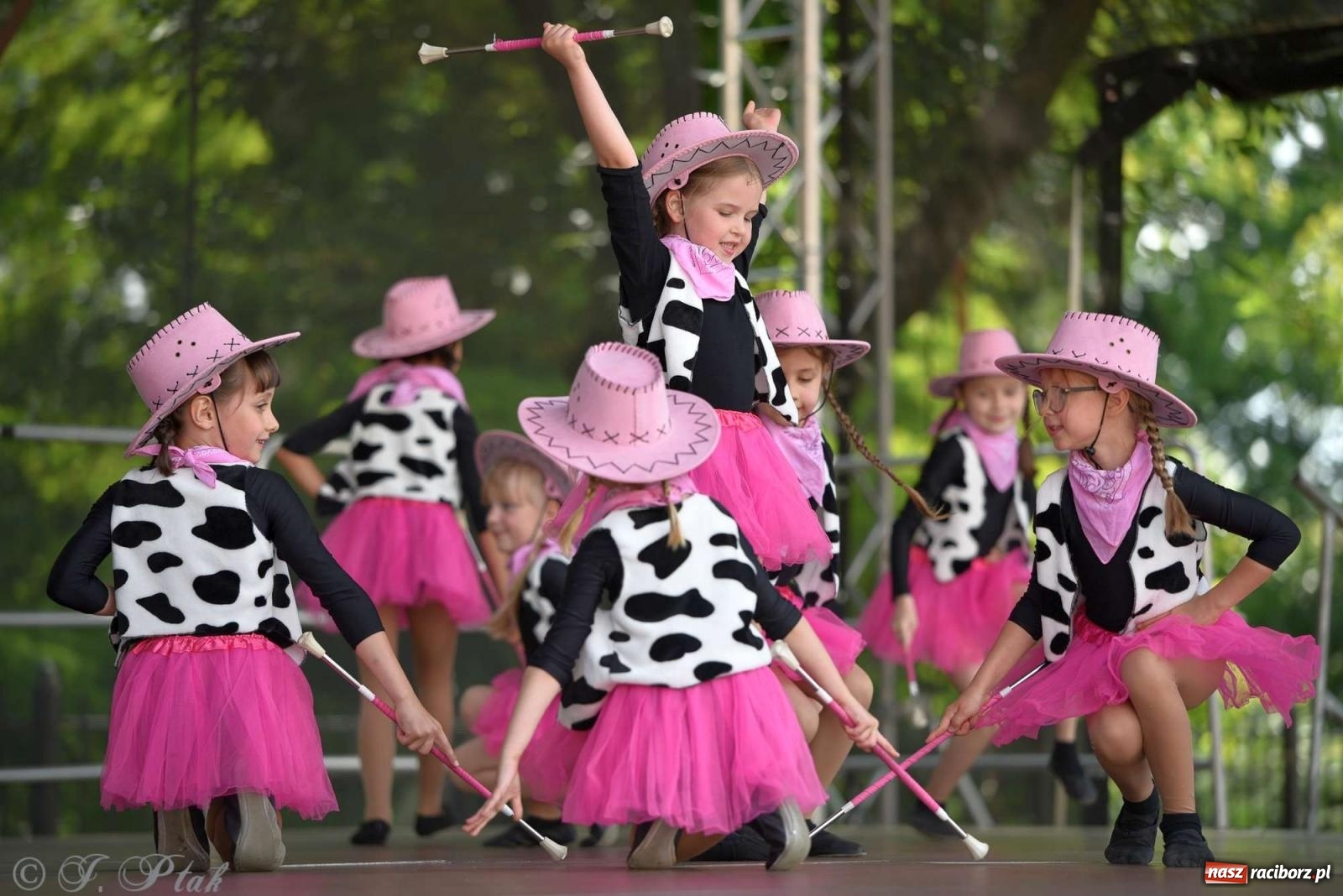 Zdjęcie w galerii na portalu naszraciborz.pl: Roztańczony raciborski zamek, czyli mażoretkowy zawrót głowy [FOTO i WIDEO] wiadomości z regionu