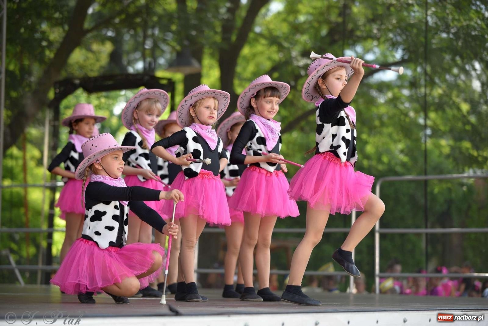 Zdjęcie w galerii na portalu naszraciborz.pl: Roztańczony raciborski zamek, czyli mażoretkowy zawrót głowy [FOTO i WIDEO] wiadomości z regionu