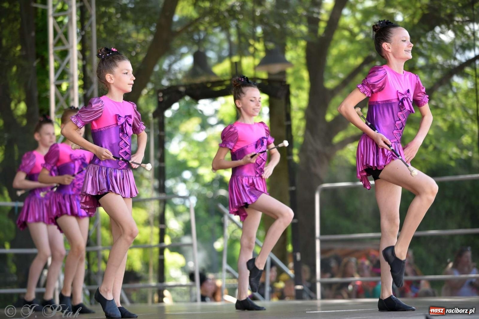 Zdjęcie w galerii na portalu naszraciborz.pl: Roztańczony raciborski zamek, czyli mażoretkowy zawrót głowy [FOTO i WIDEO] wiadomości z regionu