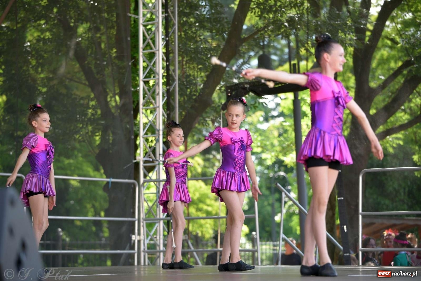 Zdjęcie w galerii na portalu naszraciborz.pl: Roztańczony raciborski zamek, czyli mażoretkowy zawrót głowy [FOTO i WIDEO] wiadomości z regionu