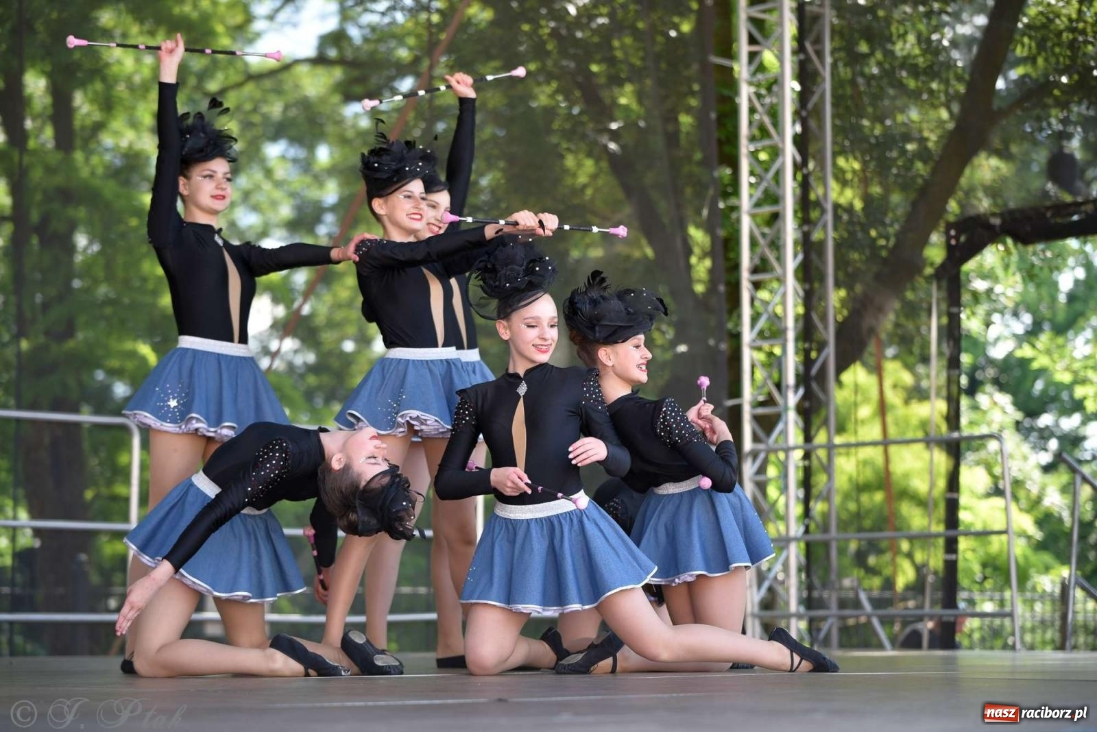 Zdjęcie w galerii na portalu naszraciborz.pl: Roztańczony raciborski zamek, czyli mażoretkowy zawrót głowy [FOTO i WIDEO] wiadomości z regionu