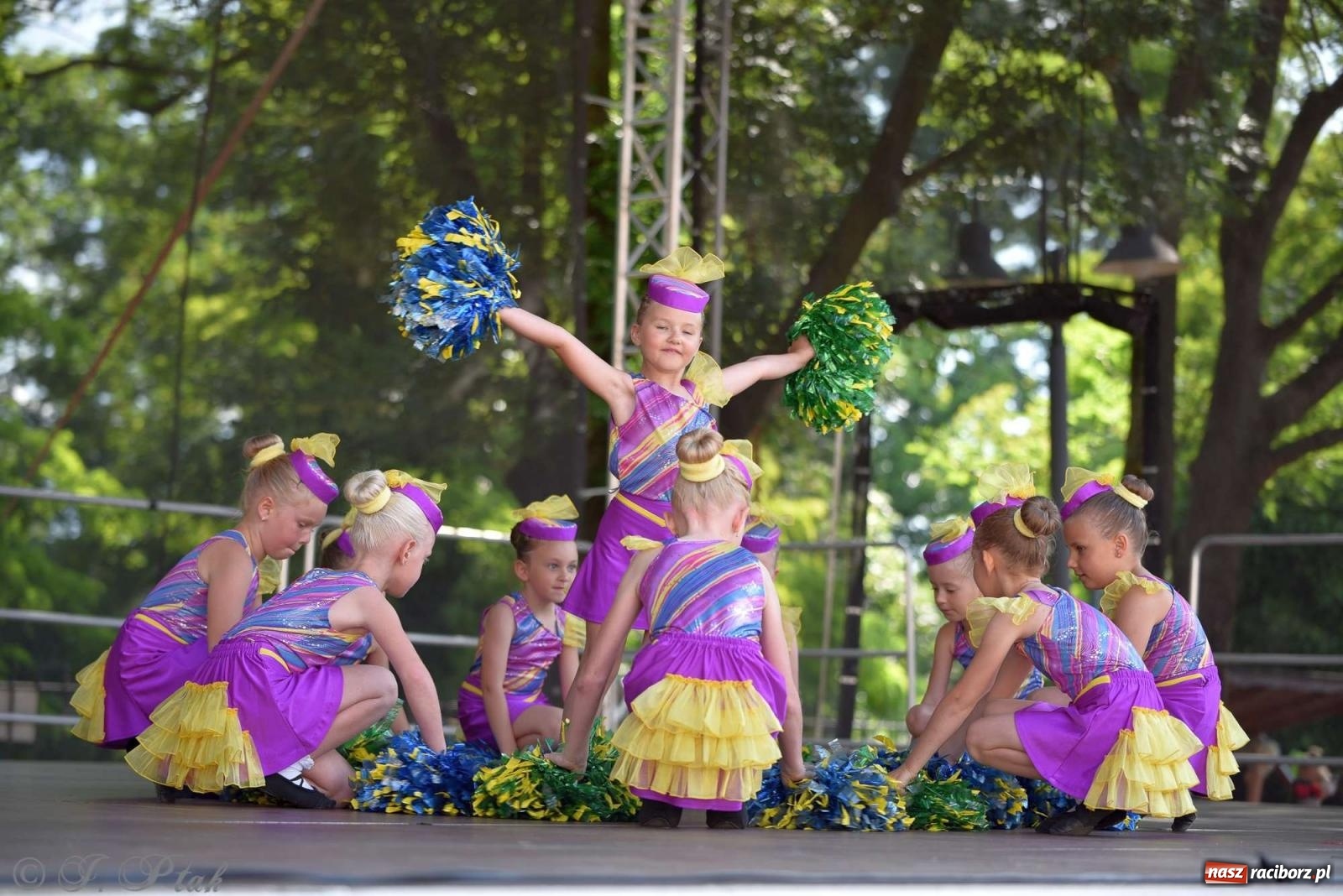 Zdjęcie w galerii na portalu naszraciborz.pl: Roztańczony raciborski zamek, czyli mażoretkowy zawrót głowy [FOTO i WIDEO] wiadomości z regionu