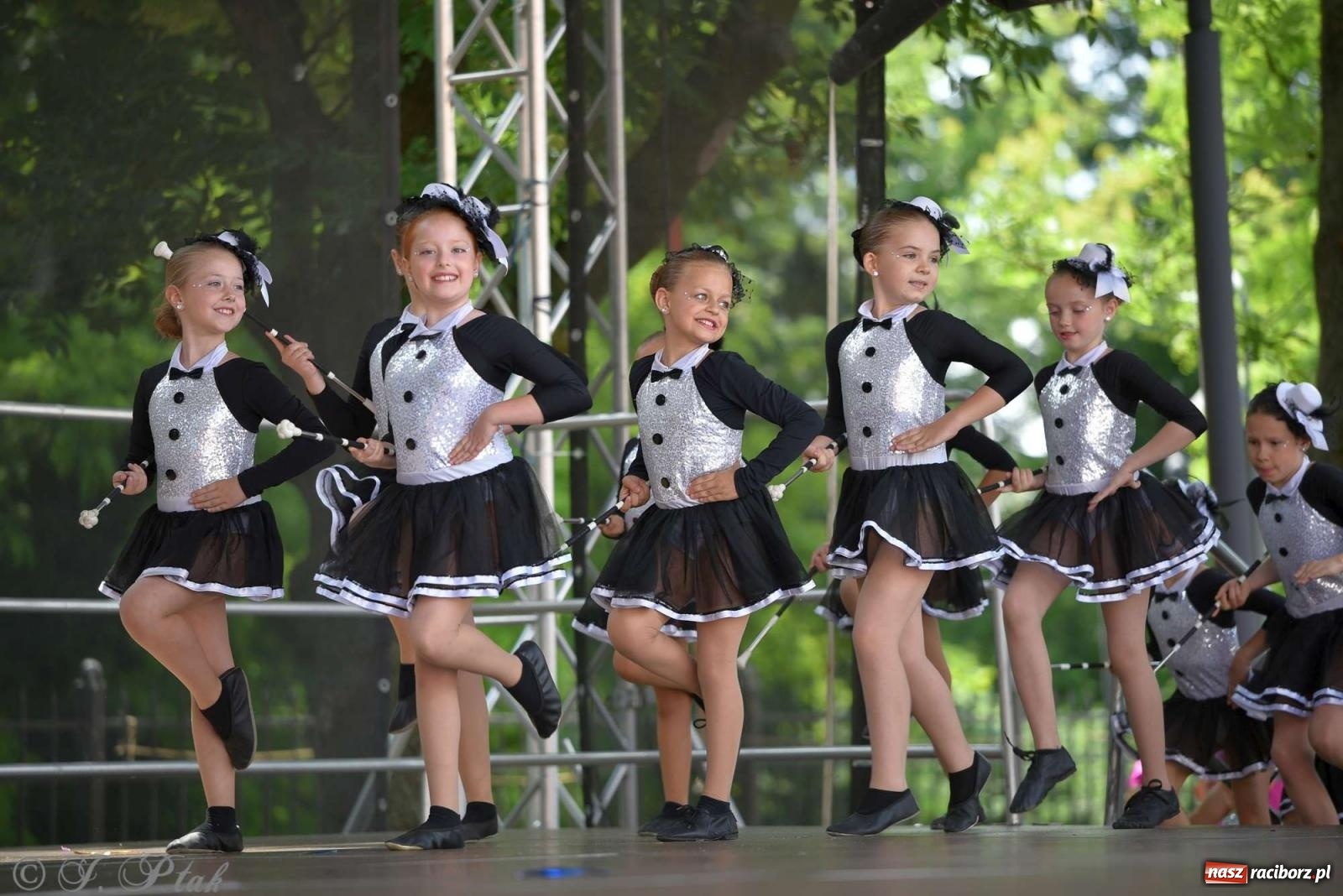 Zdjęcie w galerii na portalu naszraciborz.pl: Roztańczony raciborski zamek, czyli mażoretkowy zawrót głowy [FOTO i WIDEO] wiadomości z regionu