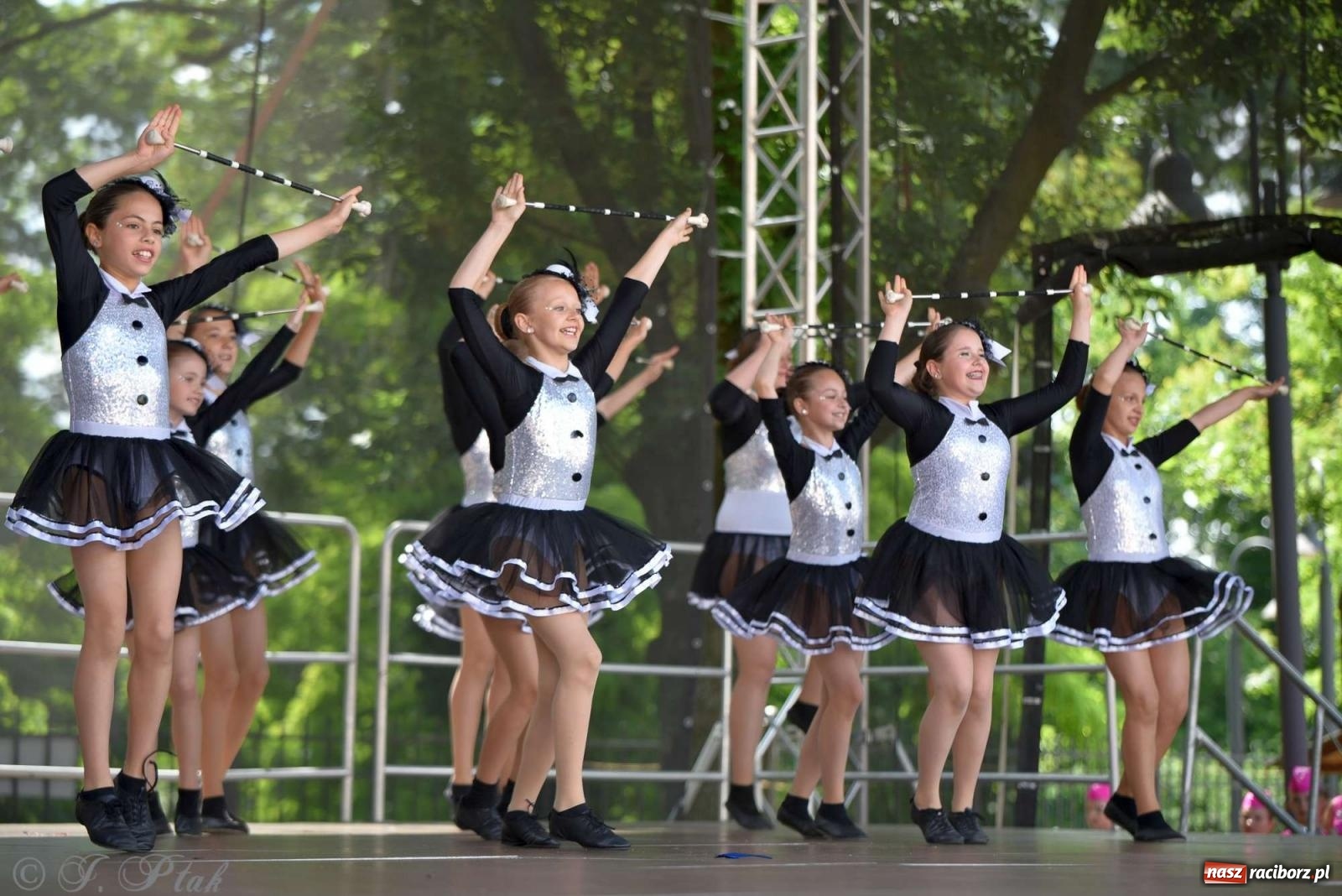 Zdjęcie w galerii na portalu naszraciborz.pl: Roztańczony raciborski zamek, czyli mażoretkowy zawrót głowy [FOTO i WIDEO] wiadomości z regionu