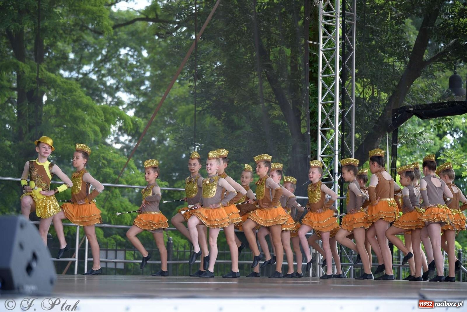 Zdjęcie w galerii na portalu naszraciborz.pl: Roztańczony raciborski zamek, czyli mażoretkowy zawrót głowy [FOTO i WIDEO] wiadomości z regionu