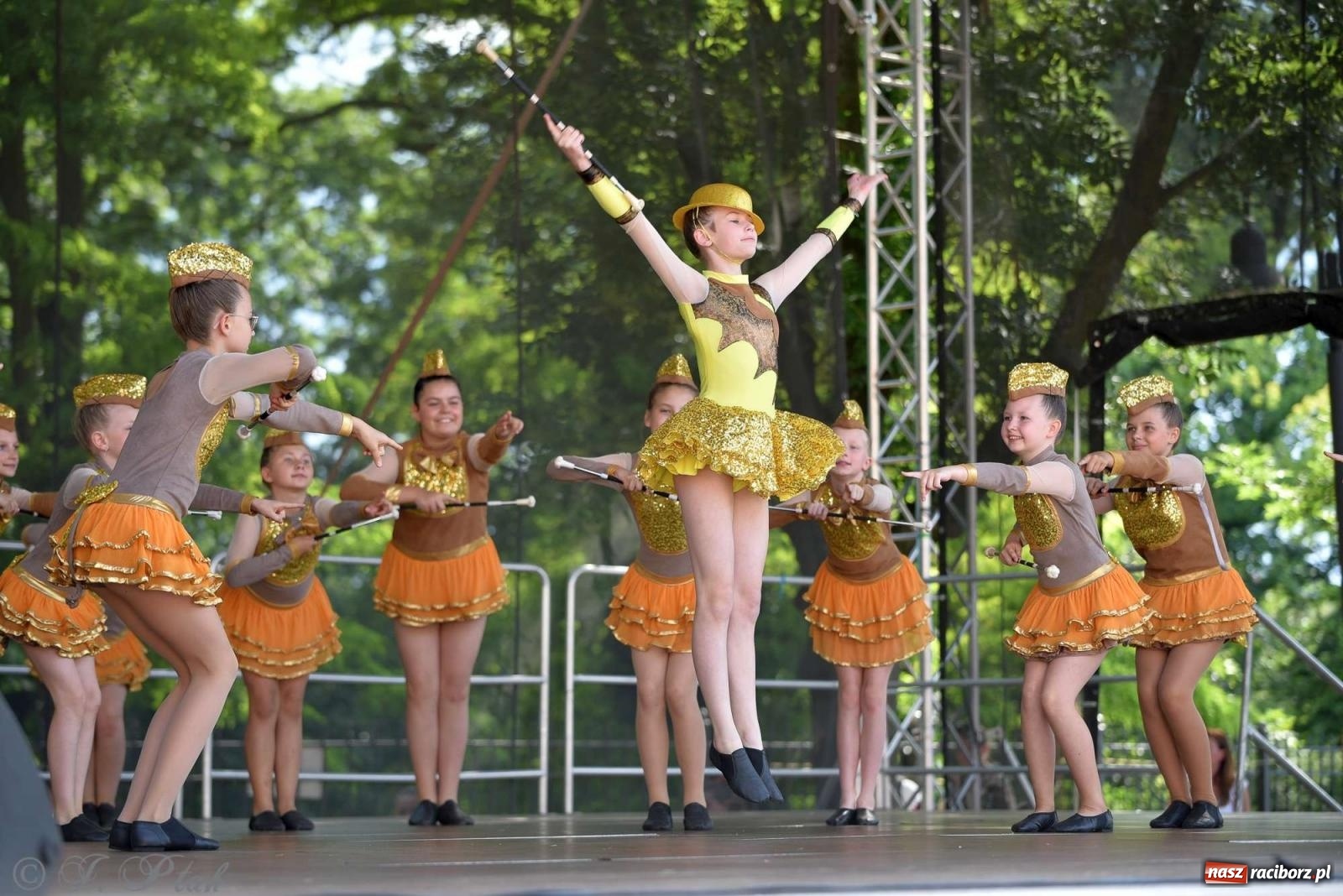 Zdjęcie w galerii na portalu naszraciborz.pl: Roztańczony raciborski zamek, czyli mażoretkowy zawrót głowy [FOTO i WIDEO] wiadomości z regionu