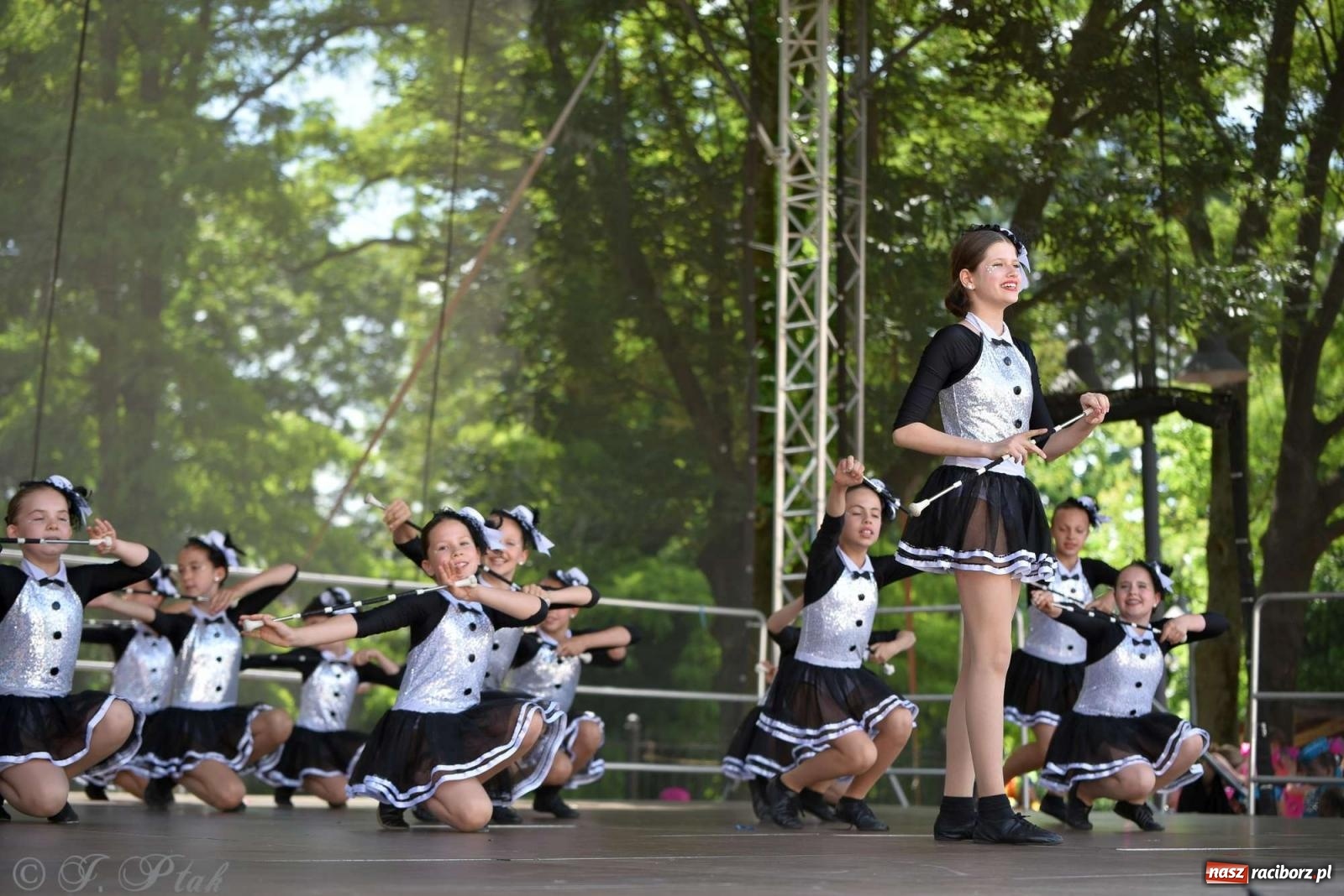 Zdjęcie w galerii na portalu naszraciborz.pl: Roztańczony raciborski zamek, czyli mażoretkowy zawrót głowy [FOTO i WIDEO] wiadomości z regionu
