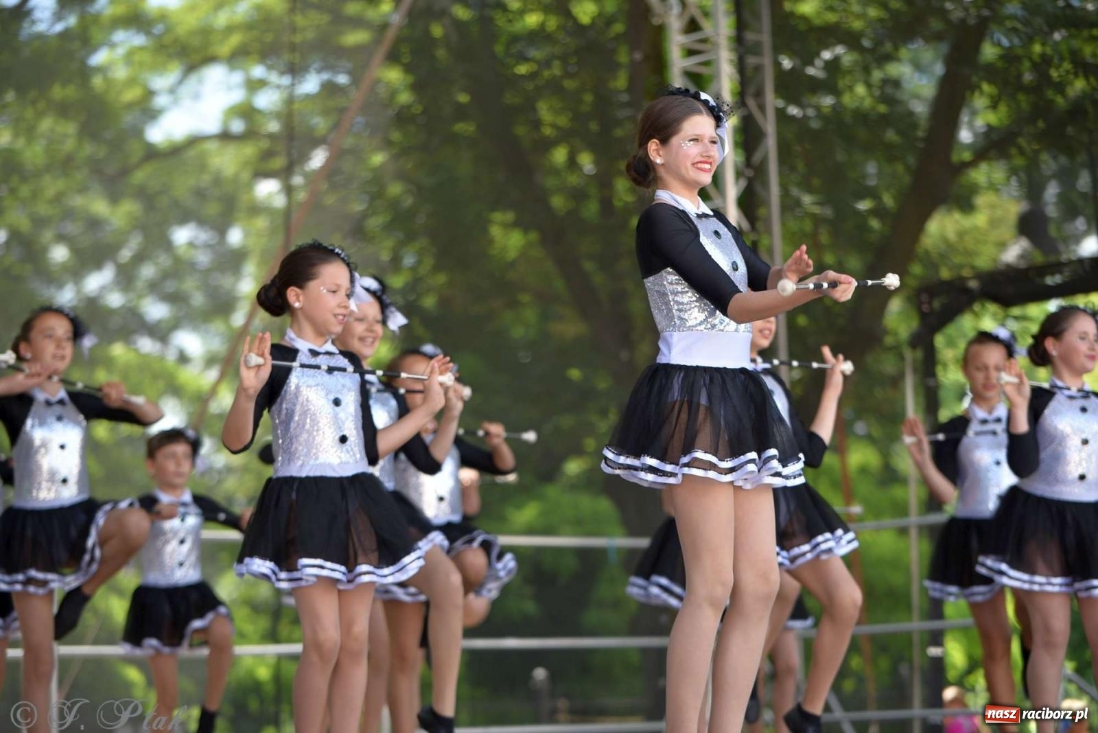 Zdjęcie w galerii na portalu naszraciborz.pl: Roztańczony raciborski zamek, czyli mażoretkowy zawrót głowy [FOTO i WIDEO] wiadomości z regionu