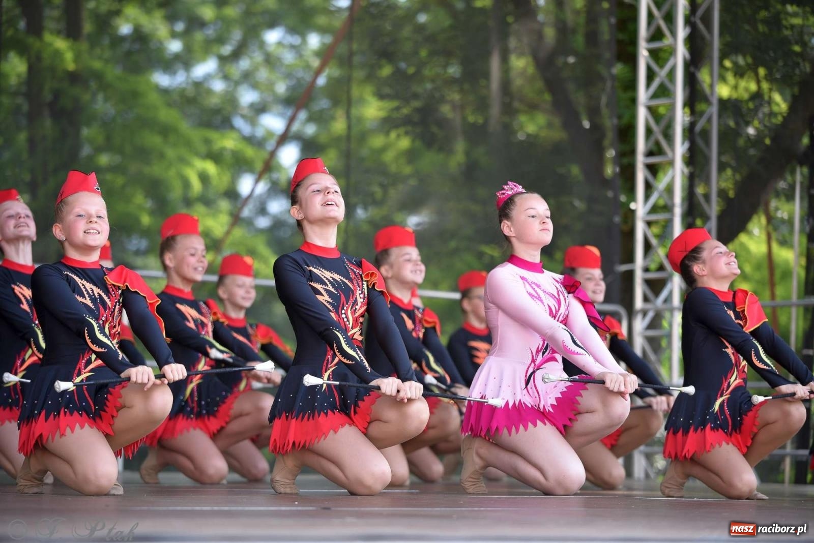 Zdjęcie w galerii na portalu naszraciborz.pl: Roztańczony raciborski zamek, czyli mażoretkowy zawrót głowy [FOTO i WIDEO] wiadomości z regionu