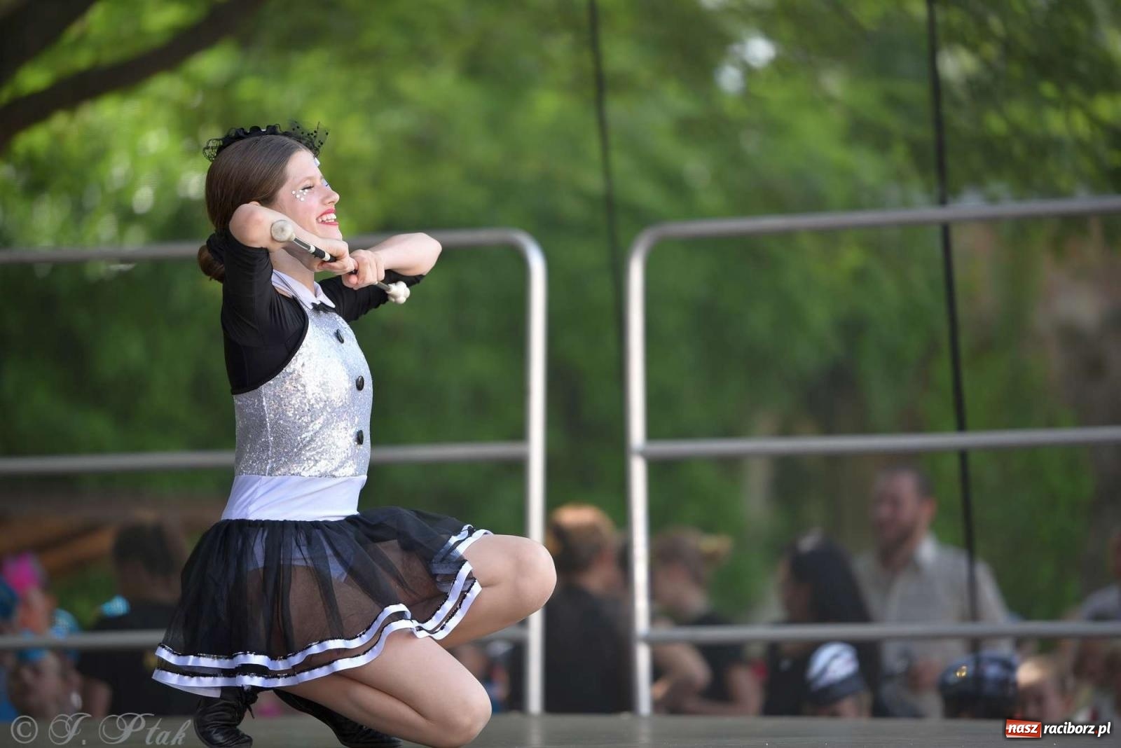 Zdjęcie w galerii na portalu naszraciborz.pl: Roztańczony raciborski zamek, czyli mażoretkowy zawrót głowy [FOTO i WIDEO] wiadomości z regionu