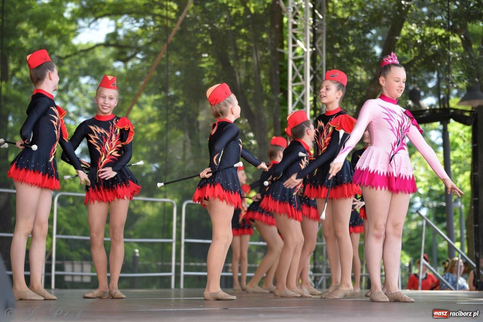 Zdjęcie w galerii na portalu naszraciborz.pl: Roztańczony raciborski zamek, czyli mażoretkowy zawrót głowy [FOTO i WIDEO] wiadomości z regionu