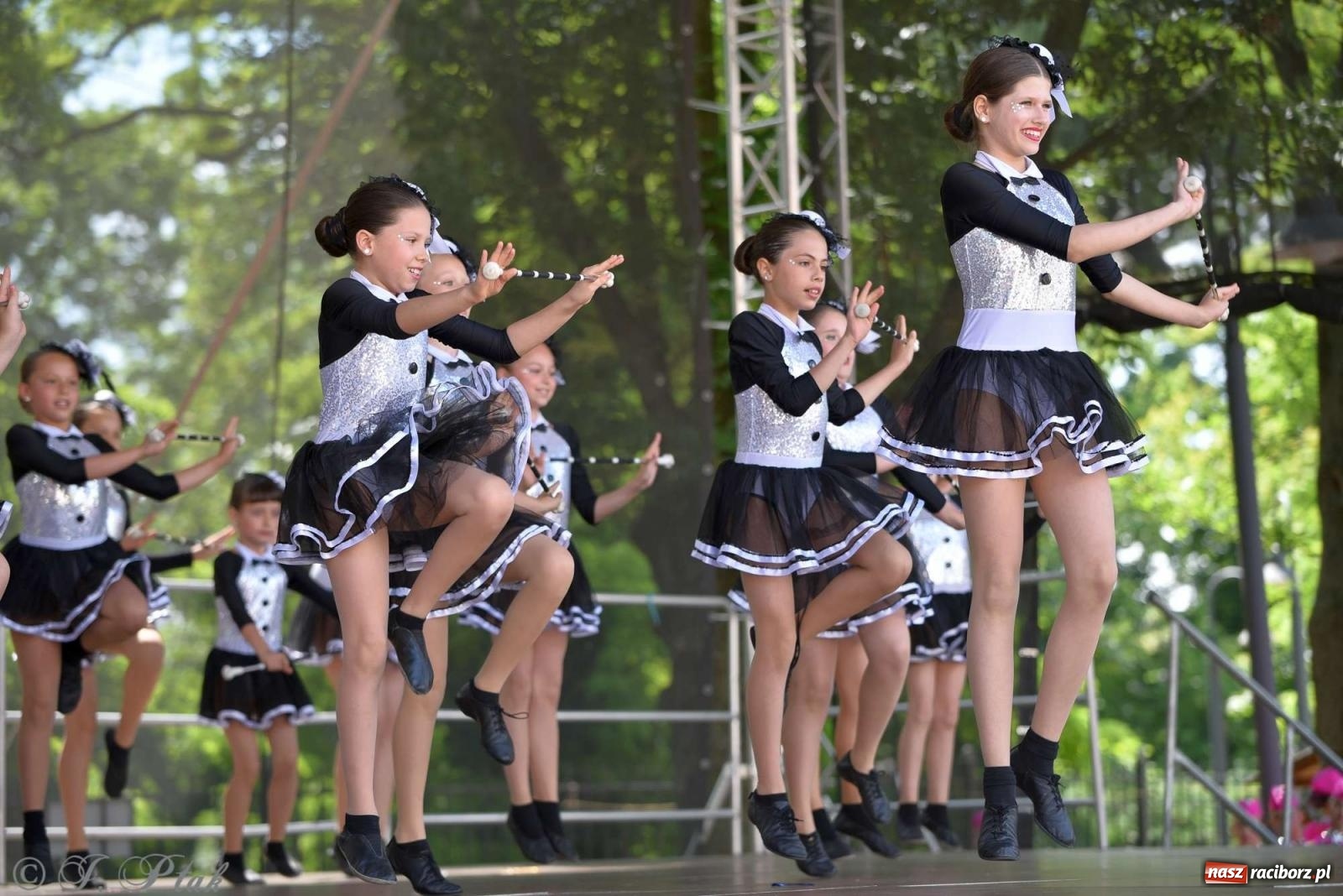 Zdjęcie w galerii na portalu naszraciborz.pl: Roztańczony raciborski zamek, czyli mażoretkowy zawrót głowy [FOTO i WIDEO] wiadomości z regionu