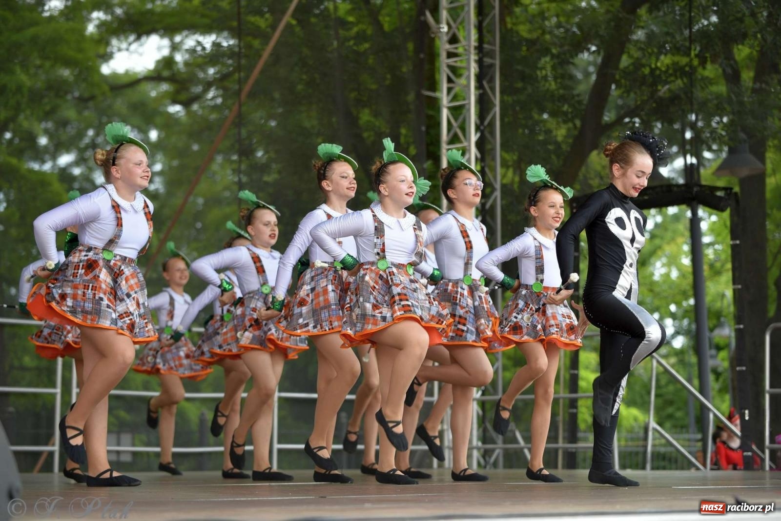 Zdjęcie w galerii na portalu naszraciborz.pl: Roztańczony raciborski zamek, czyli mażoretkowy zawrót głowy [FOTO i WIDEO] wiadomości z regionu