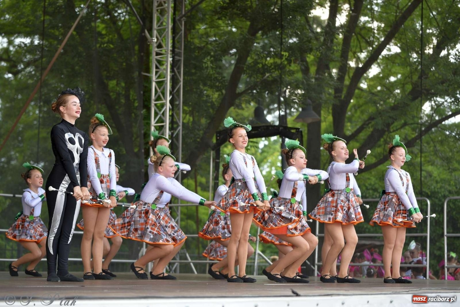 Zdjęcie w galerii na portalu naszraciborz.pl: Roztańczony raciborski zamek, czyli mażoretkowy zawrót głowy [FOTO i WIDEO] wiadomości z regionu