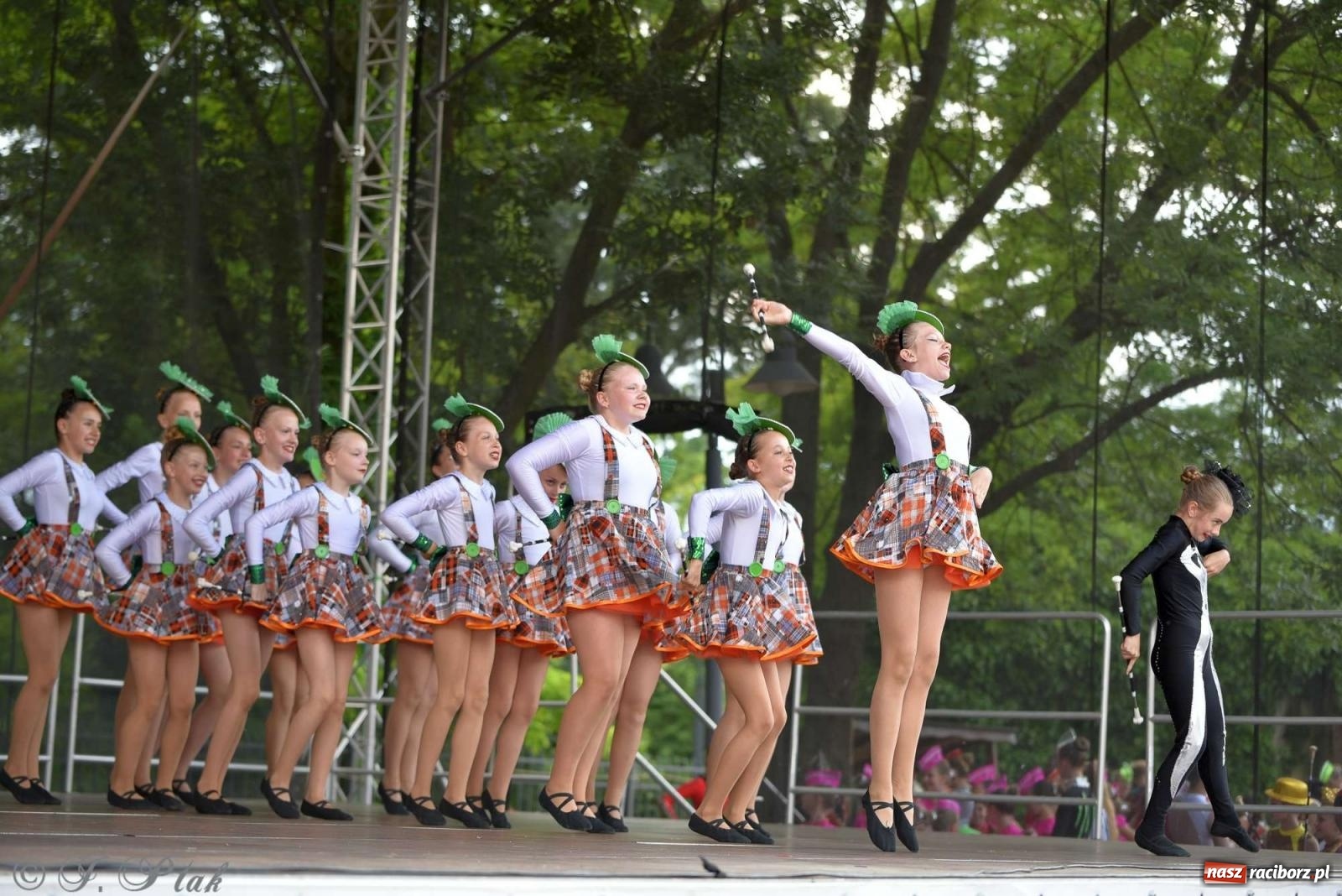 Zdjęcie w galerii na portalu naszraciborz.pl: Roztańczony raciborski zamek, czyli mażoretkowy zawrót głowy [FOTO i WIDEO] wiadomości z regionu