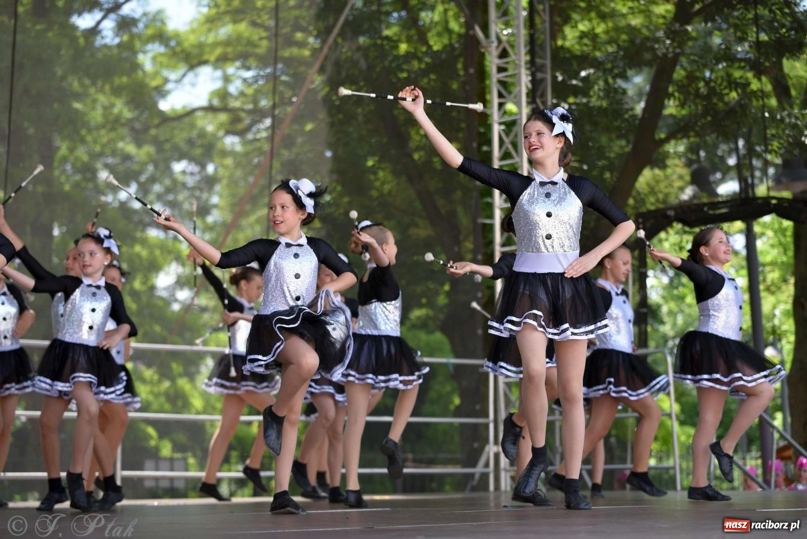 Zdjęcie w galerii na portalu naszraciborz.pl: Roztańczony raciborski zamek, czyli mażoretkowy zawrót głowy [FOTO i WIDEO] wiadomości z regionu