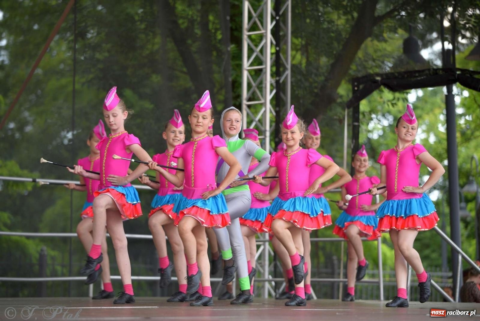 Zdjęcie w galerii na portalu naszraciborz.pl: Roztańczony raciborski zamek, czyli mażoretkowy zawrót głowy [FOTO i WIDEO] wiadomości z regionu