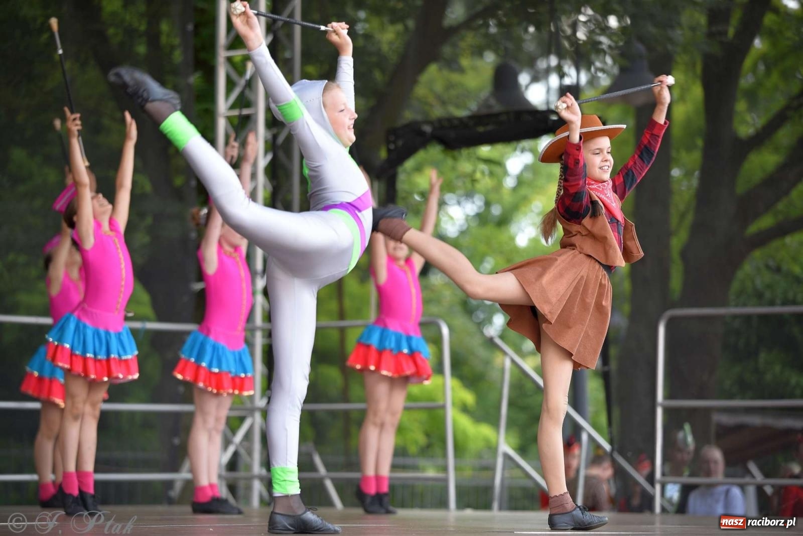 Zdjęcie w galerii na portalu naszraciborz.pl: Roztańczony raciborski zamek, czyli mażoretkowy zawrót głowy [FOTO i WIDEO] wiadomości z regionu
