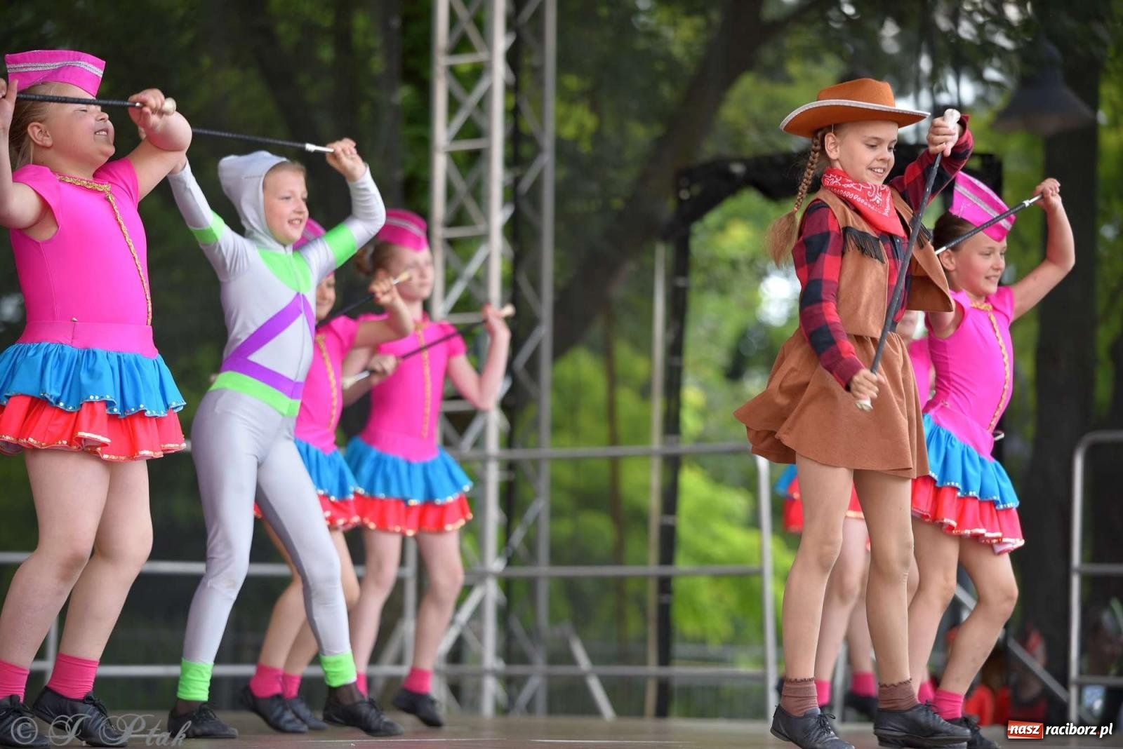 Zdjęcie w galerii na portalu naszraciborz.pl: Roztańczony raciborski zamek, czyli mażoretkowy zawrót głowy [FOTO i WIDEO] wiadomości z regionu