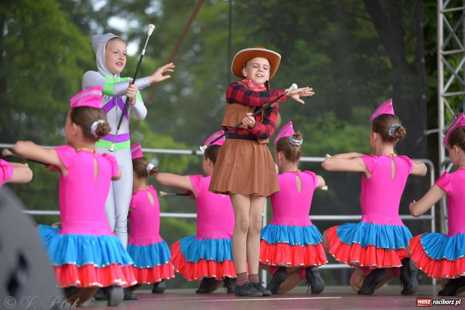 Zdjęcie w galerii na portalu naszraciborz.pl: Roztańczony raciborski zamek, czyli mażoretkowy zawrót głowy [FOTO i WIDEO] wiadomości z regionu