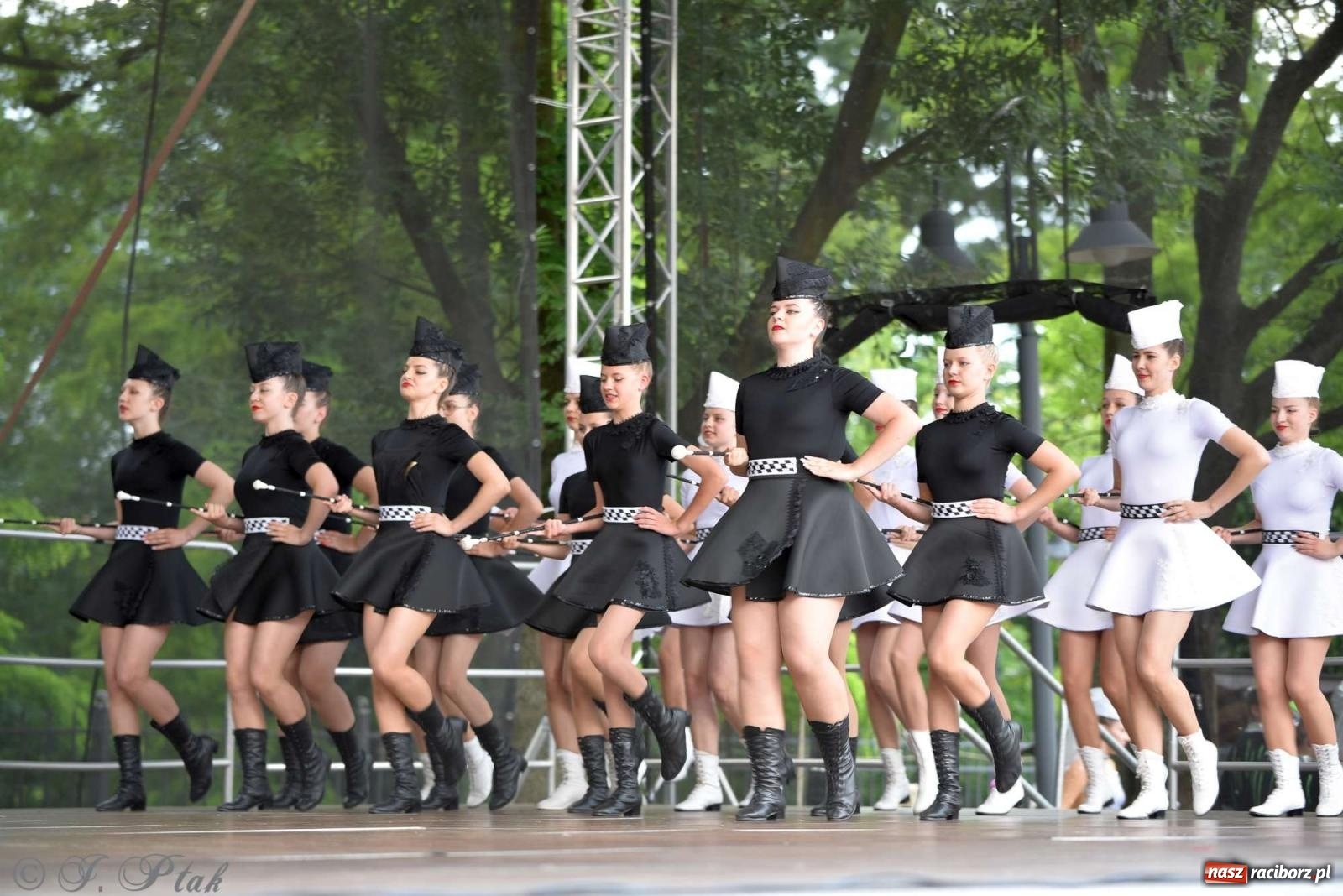 Zdjęcie w galerii na portalu naszraciborz.pl: Roztańczony raciborski zamek, czyli mażoretkowy zawrót głowy [FOTO i WIDEO] wiadomości z regionu