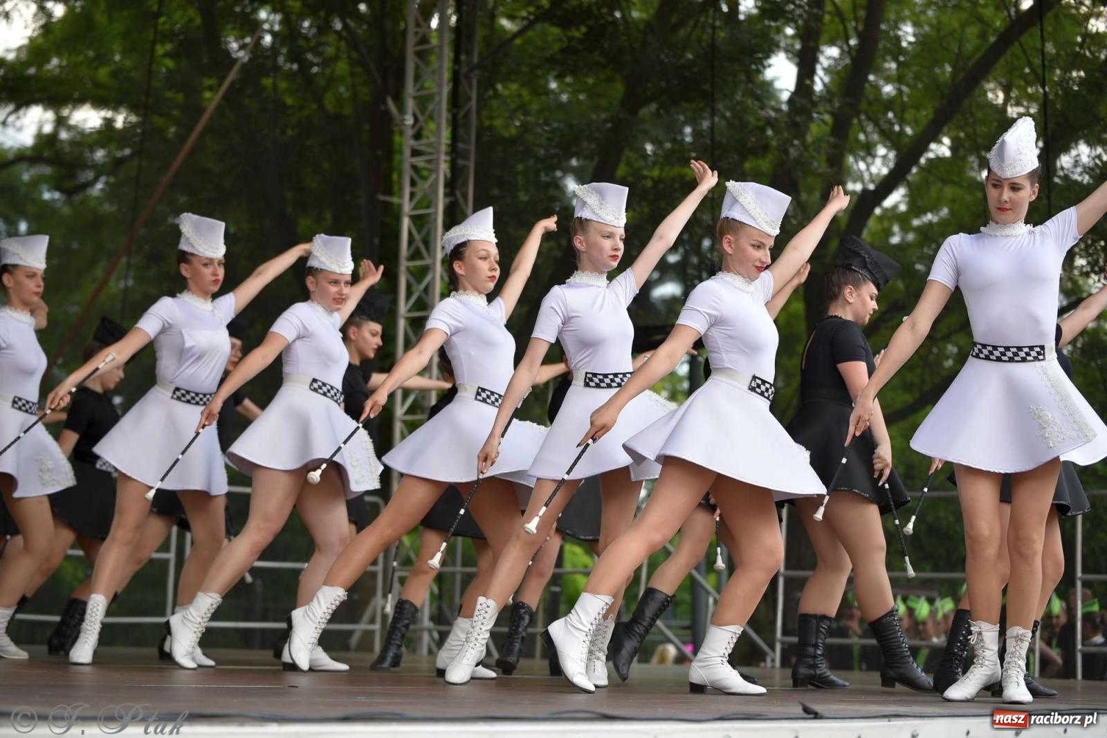 Zdjęcie w galerii na portalu naszraciborz.pl: Roztańczony raciborski zamek, czyli mażoretkowy zawrót głowy [FOTO i WIDEO] wiadomości z regionu