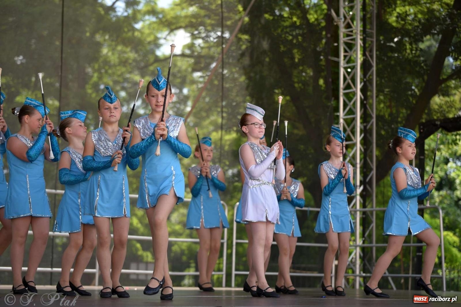 Zdjęcie w galerii na portalu naszraciborz.pl: Roztańczony raciborski zamek, czyli mażoretkowy zawrót głowy [FOTO i WIDEO] wiadomości z regionu