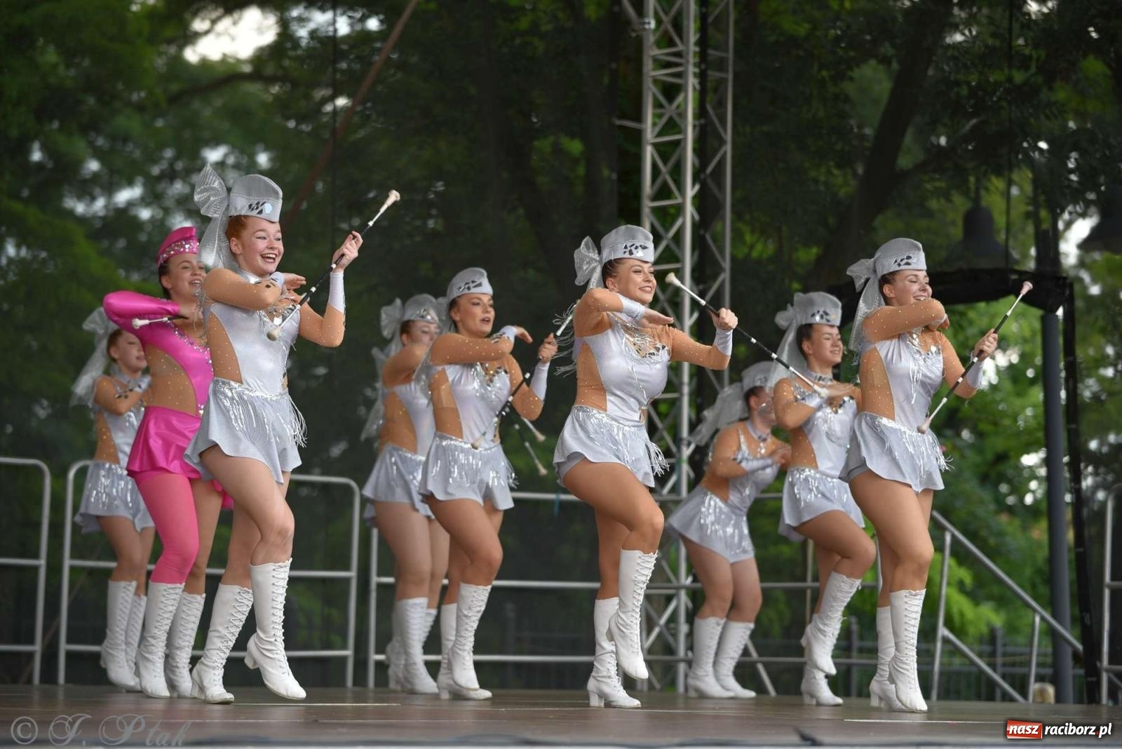 Zdjęcie w galerii na portalu naszraciborz.pl: Roztańczony raciborski zamek, czyli mażoretkowy zawrót głowy [FOTO i WIDEO] wiadomości z regionu