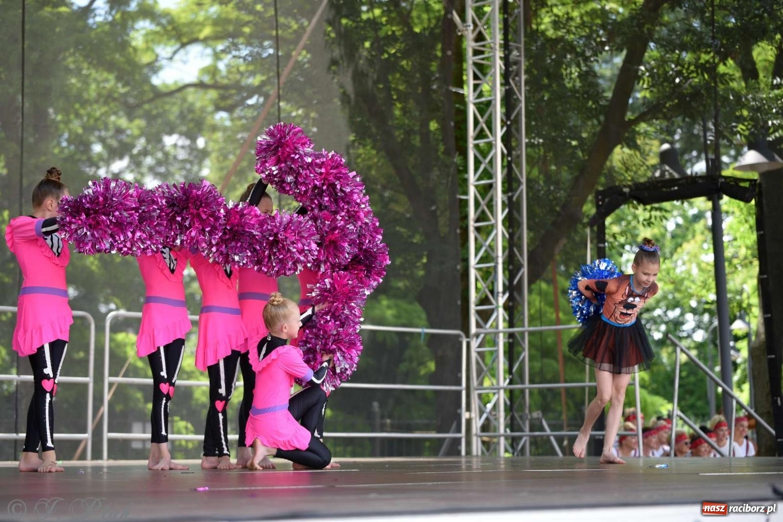 Zdjęcie w galerii na portalu naszraciborz.pl: Roztańczony raciborski zamek, czyli mażoretkowy zawrót głowy [FOTO i WIDEO] wiadomości z regionu